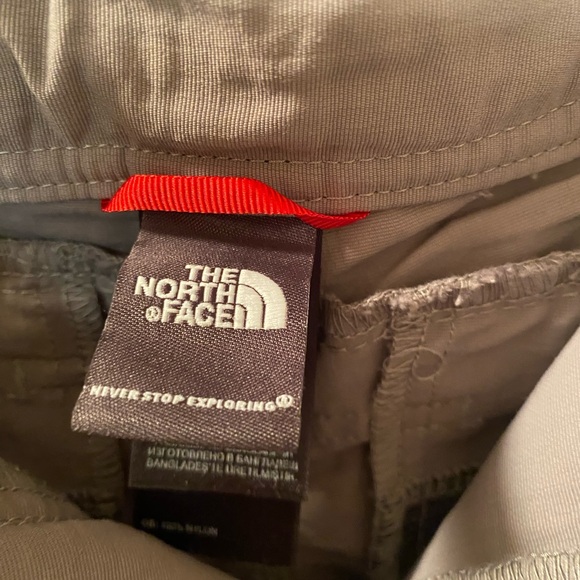 Ladies size 8 The North Face hiking pants with zip off, roll tab legs pockets. - Picture 3 of 15